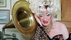 Paul O'Grady emlékezetes paródiáinak egyike: 1993-ban Lily Savage-nek öltözött