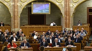 Parlamenti szavazás a békepárti határozatról