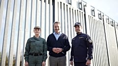 Ο Κυριάκος Μητσοτάκης με συνοριοφύλακες μπροστά από το φράχτη, στην εκδήλωση για την υπογραφή της σύμβασης επέκτασης στον Έβρο