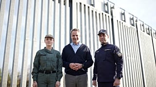 Ο Κυριάκος Μητσοτάκης με συνοριοφύλακες μπροστά από το φράχτη, στην εκδήλωση για την υπογραφή της σύμβασης επέκτασης στον Έβρο