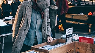 La visite d'un marché aux puces donne un aperçu de la culture locale.