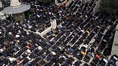 صلاة الجمعة في مسجد قبة الصخرة في مجمع المسجد الأقصى بالبلدة القديمة في القدس خلال شهر رمضان، 31 مارس 2023