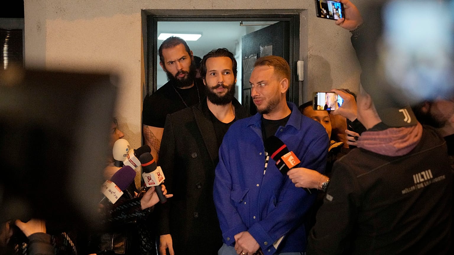 Influencer Andrew Tate und sein Bruder Tristan sind wieder auf freiem Fuß