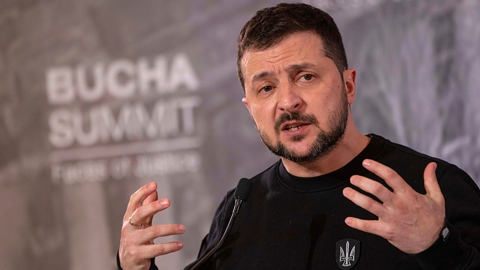 Der ukrainische Präsident Wolodymyr Selenskyj während einer Gedenkfeier anlässlich des ersten Jahrestags der Befreiung von Butscha