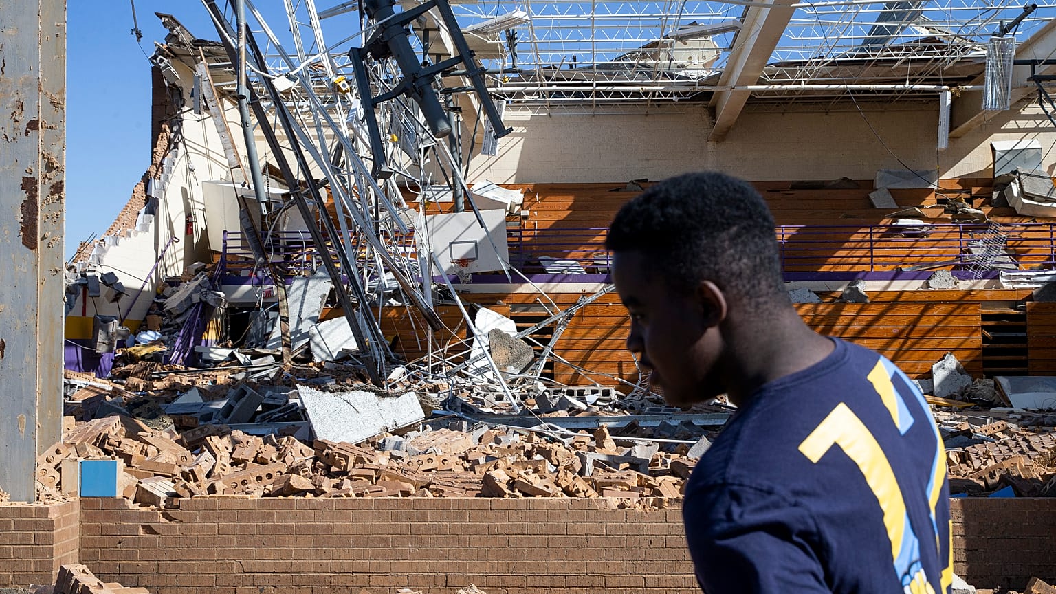 Jeremiah Burrell pasa por delante del gimnasio destruido de la Escuela Primaria Crestview en Covington, Tennessee, el sábado 1 de abril de 2023.