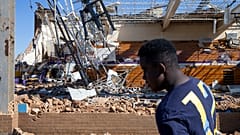 Jeremiah Burrell pasa por delante del gimnasio destruido de la Escuela Primaria Crestview en Covington, Tennessee, el sábado 1 de abril de 2023.