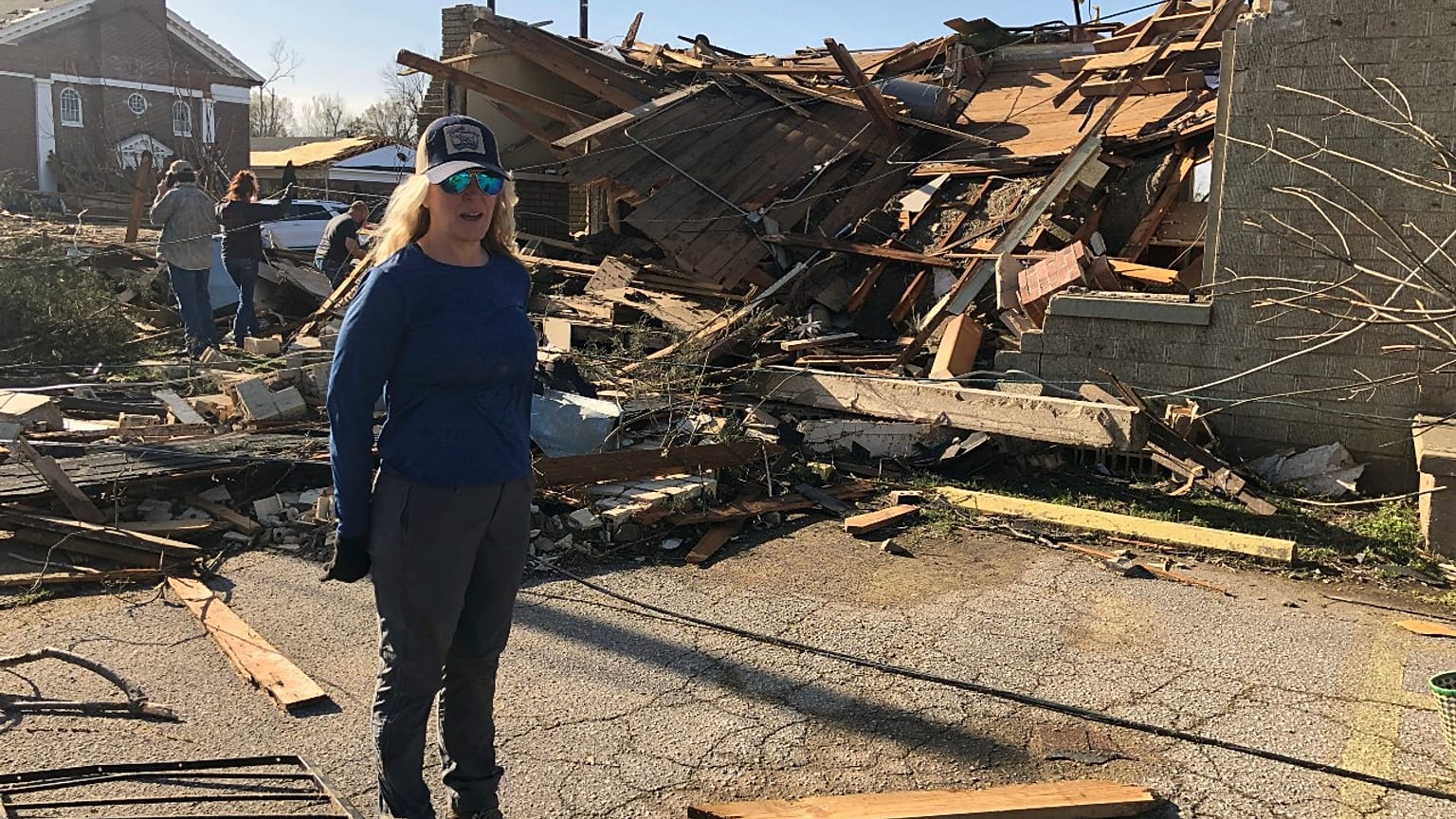 Eine Frau vor ihrem zerstörtes Haus in  Wynne, Arkansas