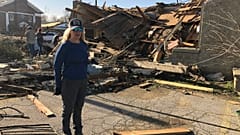 Eine Frau vor ihrem zerstörtes Haus in  Wynne, Arkansas