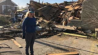 Eine Frau vor ihrem zerstörtes Haus in Wynne, Arkansas