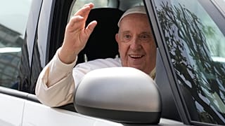 Papst Franziskus verlässt in guter Stimmung das Krankenhaus