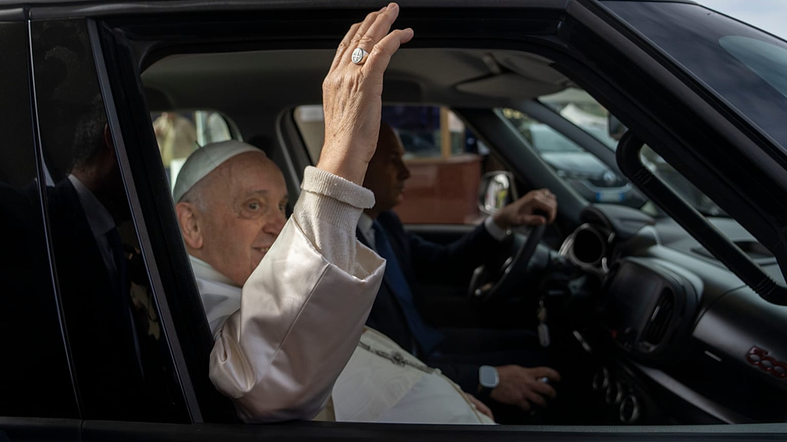 Katoliklerin ruhani lideri Papa Francis, kaldığı hastaneden taburcu edildi 