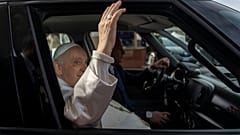 Katoliklerin ruhani lideri Papa Francis, kaldığı hastaneden taburcu edildi 