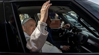Katoliklerin ruhani lideri Papa Francis, kaldığı hastaneden taburcu edildi 