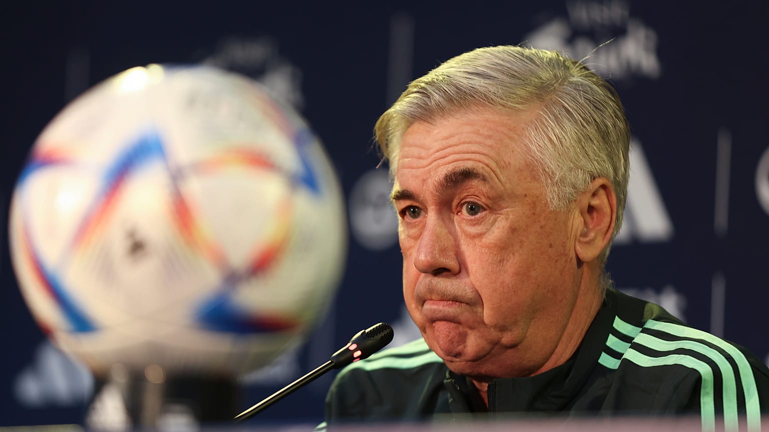 مدرب ريال مدريد كارلو أنشيلوتي يحضر مؤتمرا صحفيا قبل المباراة النهائية لكأس العالم للأندية كرة القدم لفريقه ضد الهلال السعودي في الرباط. 2023/02/10