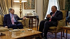 وزير الخارجية المصري سامح شكري (يمين) يلتقي بنظيره السوري فيصل المقداد في مقر الوزارة في القاهرة. 2023/04/01