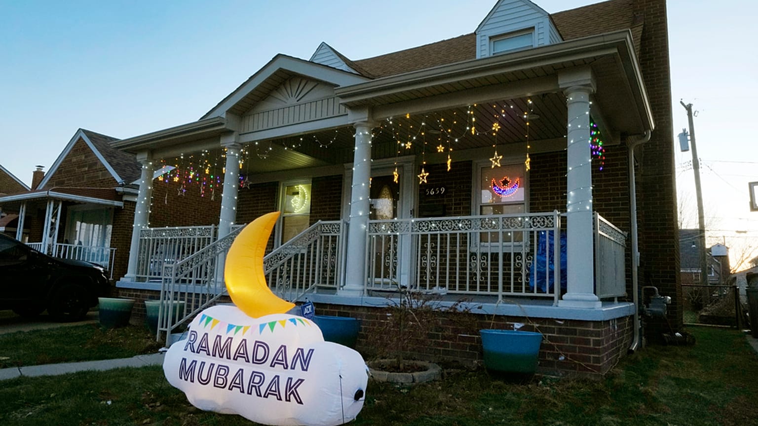 منزل في أمريكا مزيّن احتفالًا بشهر رمضان