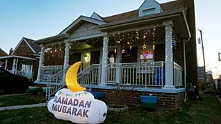 منزل في أمريكا مزيّن احتفالًا بشهر رمضان