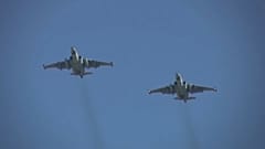 El Ministerio de Defensa ruso difundió imágenes de lo que describió como "aviones de ataque terrestre Su-25 llevando a cabo ataques con misiles"