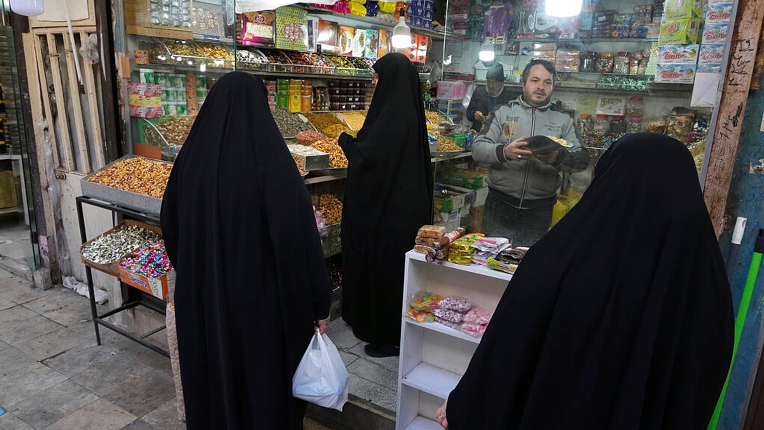 صورة أرشيفية لإيرانيات في أحد متاجر مدينة قم