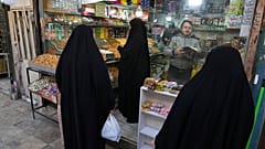 صورة أرشيفية لإيرانيات في أحد متاجر مدينة قم