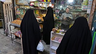 صورة أرشيفية لإيرانيات في أحد متاجر مدينة قم