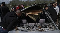 فلسطينيون يتفقدون مركبة مدمرة قُتل فيها ثلاثة مسلحين فلسطينيين برصاص القوات الإسرائيلية في قرية جبع بالضفة الغربية، بالقرب من جنين، 9 آذار 2023.
