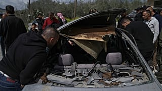 فلسطينيون يتفقدون مركبة مدمرة قُتل فيها ثلاثة مسلحين فلسطينيين برصاص القوات الإسرائيلية في قرية جبع بالضفة الغربية، بالقرب من جنين، 9 آذار 2023.