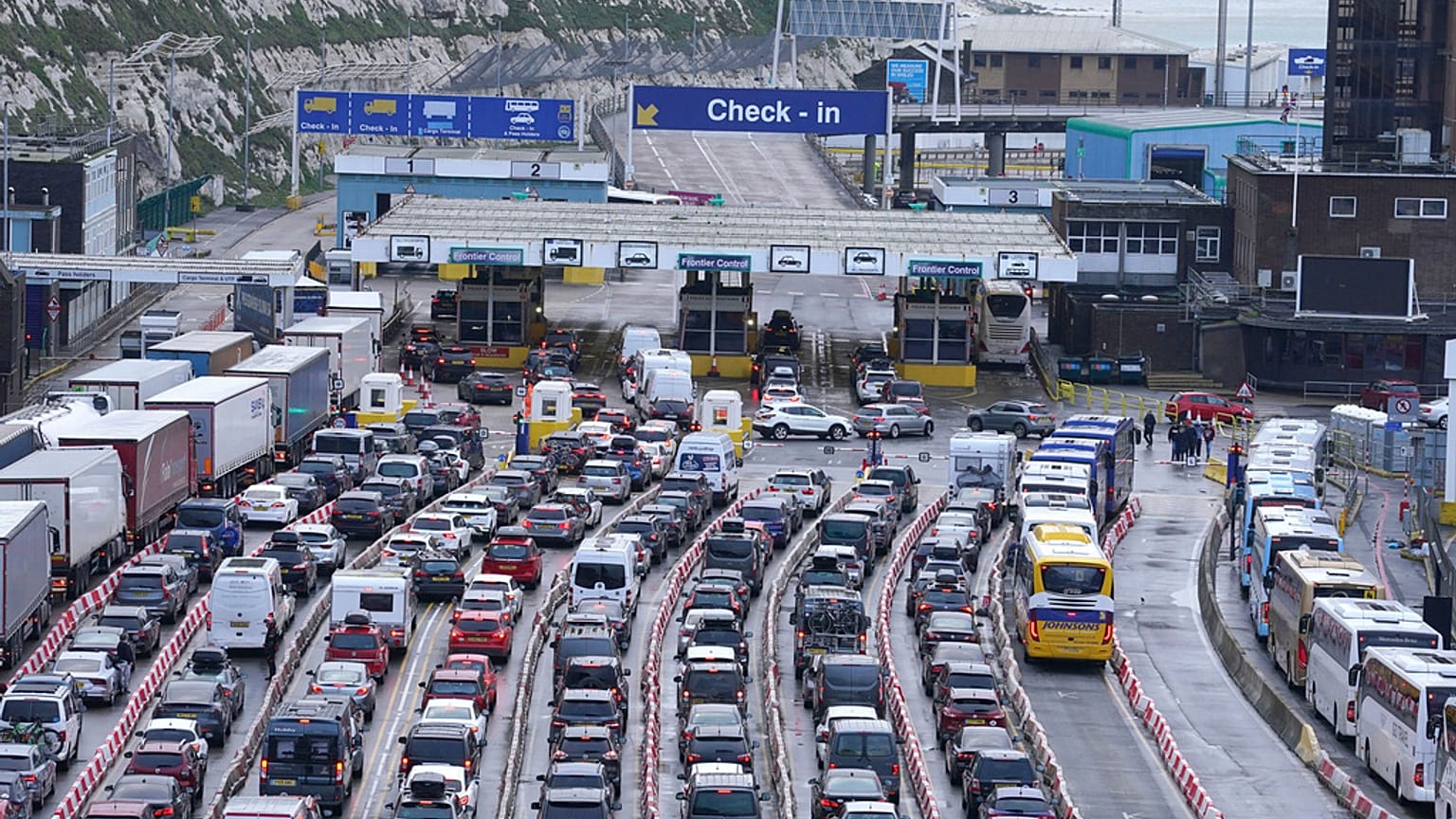 Lange Wartezeiten zum Beginn der britischen Osterferien in Dover