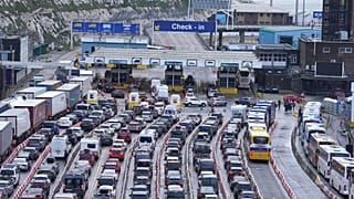 Lange Wartezeiten zum Beginn der britischen Osterferien in Dover