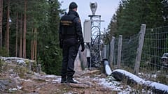 Grenzschutzbeamter am Zaun zwischen Finnland und der Russischen Föderation nahe des Grenzübergangs Pelkola 