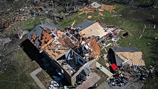 Haus mit zerfetztem Dach in Tennessee