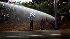 Полиция применила водометы для разгона демонстрантов