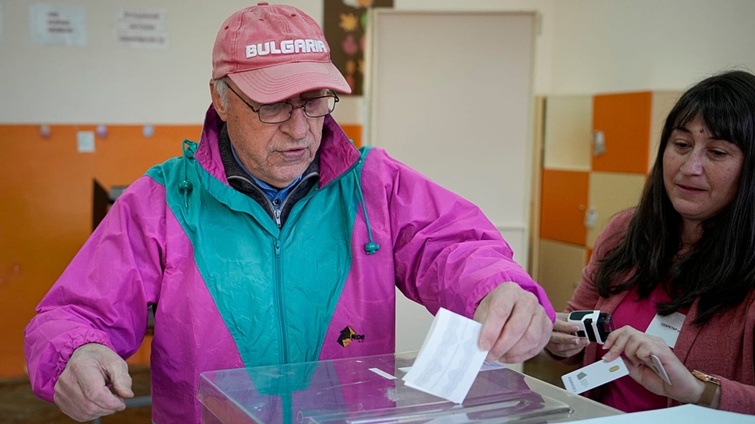 Egy szavazatát leadó férfi egy külvárosi szavazóhelyiségben Szófiában,  2023. április 2-án. 