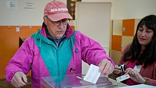 Egy szavazatát leadó férfi egy külvárosi szavazóhelyiségben Szófiában, 2023. április 2-án.