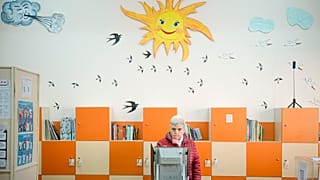 Eine Frau gibt in einem Wahllokal in Bankya am Stadtrand von Sofia, Bulgarien, ihre Stimme ab. 2. April 2023