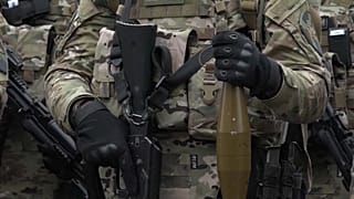 جندي شيشاني يمسك بسلاح وقذيفة في غروزني. 2023/04/01