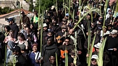 موكب أحد الشعانين على جبل الزيتون في القدس الشرقية، 2 أبريل 2023.