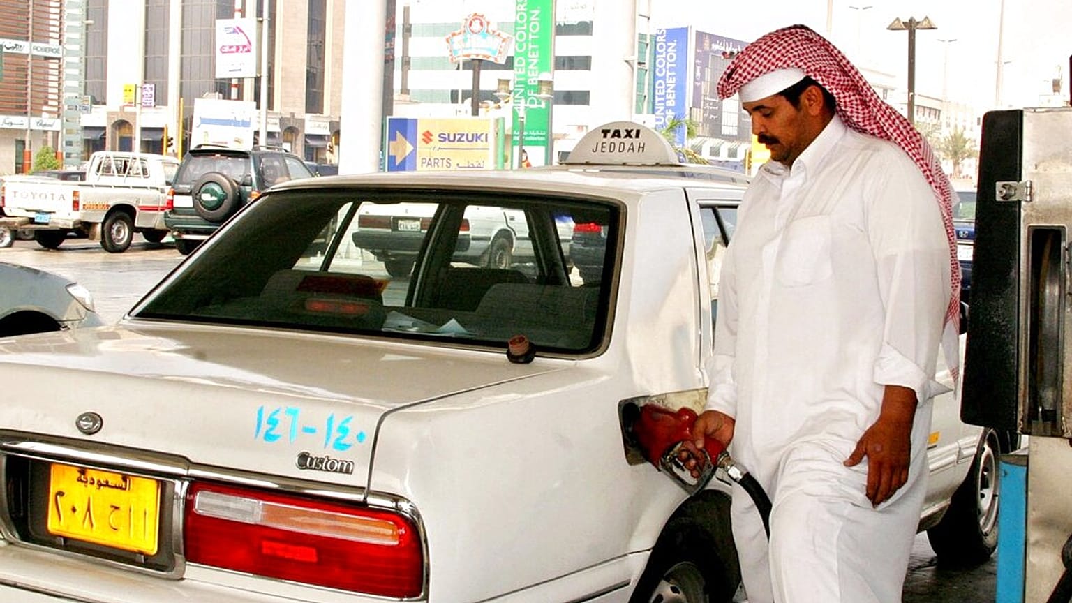 Suudi Arabistan petrol üretimini sürpriz bir şekilde düşürme kararı aldı
