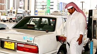Suudi Arabistan petrol üretimini sürpriz bir şekilde düşürme kararı aldı