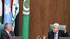 العاهل الأردني الملك عبد الله الثاني والرئيس الفلسطيني محمود عباس يحضران "قمة القدس" التي تعقدها جامعة الدول العربية في القاهرة، 12 فبراير 2023.