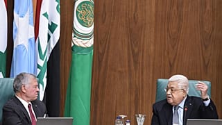 العاهل الأردني الملك عبد الله الثاني والرئيس الفلسطيني محمود عباس يحضران "قمة القدس" التي تعقدها جامعة الدول العربية في القاهرة، 12 فبراير 2023.
