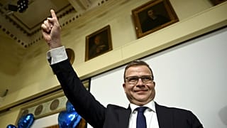 Лидер Национальной коалиционной партии Петтери Орпо объявляет о победе на парламентских выборах