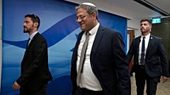 وزير الأمن القومي الإسرائيلي إيتمار بن غفير، برفقة عنصره الأمني، يصل إلى الاجتماع الأسبوعي لمجلس الوزراء في القدس، 12 مارس 2023