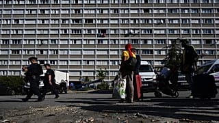 Outras três pessoas estão entre a vida e a morte, revela a agência de notícias francesa AFP.