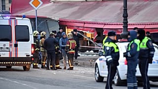 Δυνάμεις ασφαλείας στην Αγία Πετρούπολη αποκλείουν την περιοχή που εκδηλώθηκε η βομβιστική επίθεση εναντίον στρατιωτικού μπλόγκερ