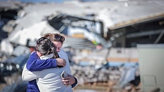Deux enseignantes de l'école primaire Crestview se serrent dans les bras alors qu'elles visitent les décombres de leurs salles de classe, Covington, 1er avril 2023
