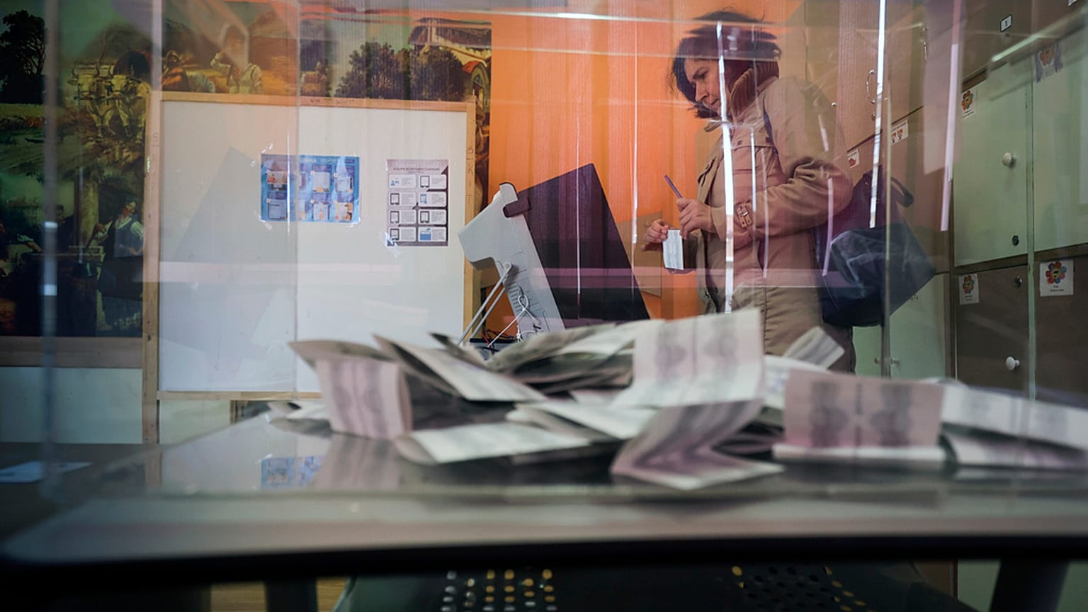Une Bulgare dans un bureau de vote (03/04/23)