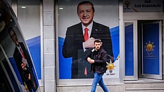 Recep Tayyip Erdogan török elnök választási plakátja a délkelet-törökországi Diyarbakirban 2023. március 20-án