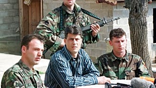 Ο Χασίμ Θάτσι με μαχητές του UCK