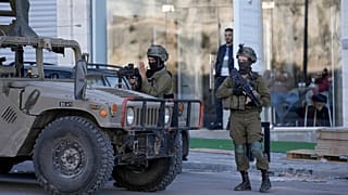 جنود إسرائيليون بالقرب من مدينة نابلس الفلسطينية في الضفة الغربية 